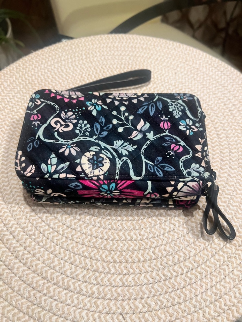 Vera Bradley Black Floral Quilted Crossbody Wristlet - Versatile Everyday Bag - Picture 8 of 9